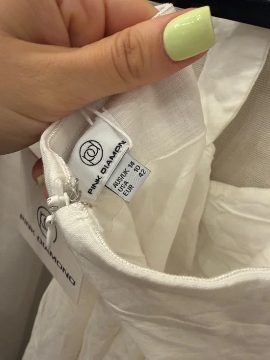 Showpo DANIELLA MAXI DRESS
Halter Neck A Line Dress In White NWT size 10 - Picture 7 of 7